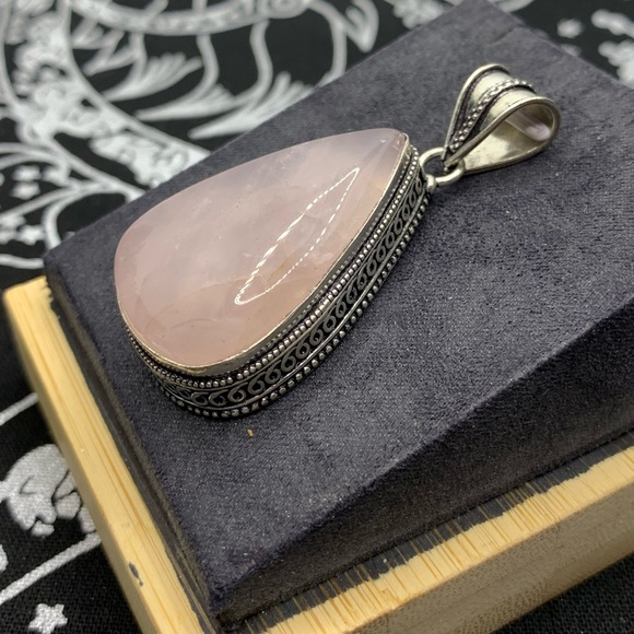 Fetching Rose Quartz Teardrop Pendant in Beautiful Vintage Setting! With Chain! - Picture 1 of 16